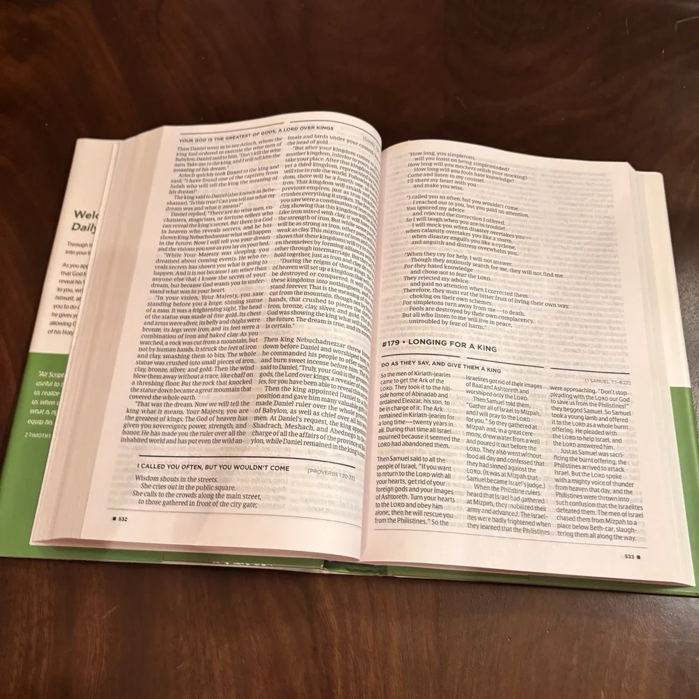 Daily‎ Reader's Bible NLT New Living Translation 365 Readings Tyndale HC 2015